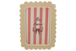 Photo Frame With Scalloped Edge