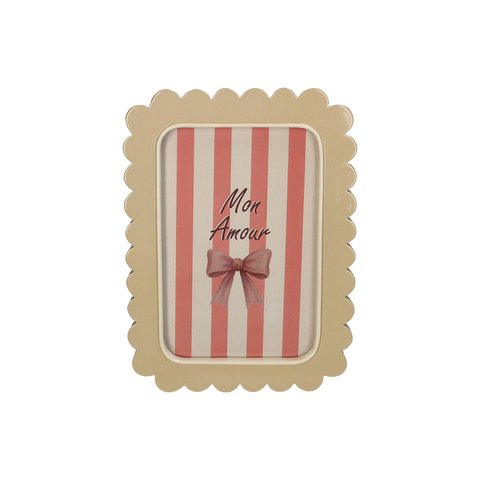 Photo Frame With Scalloped Edge